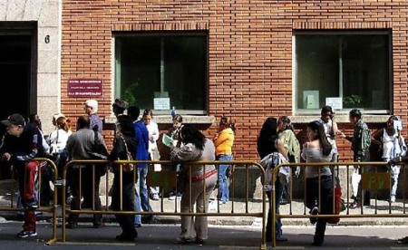 Largas colas de inmgrantes en Madrid para buscar trabajo o cobrar la prestación por desempleo.